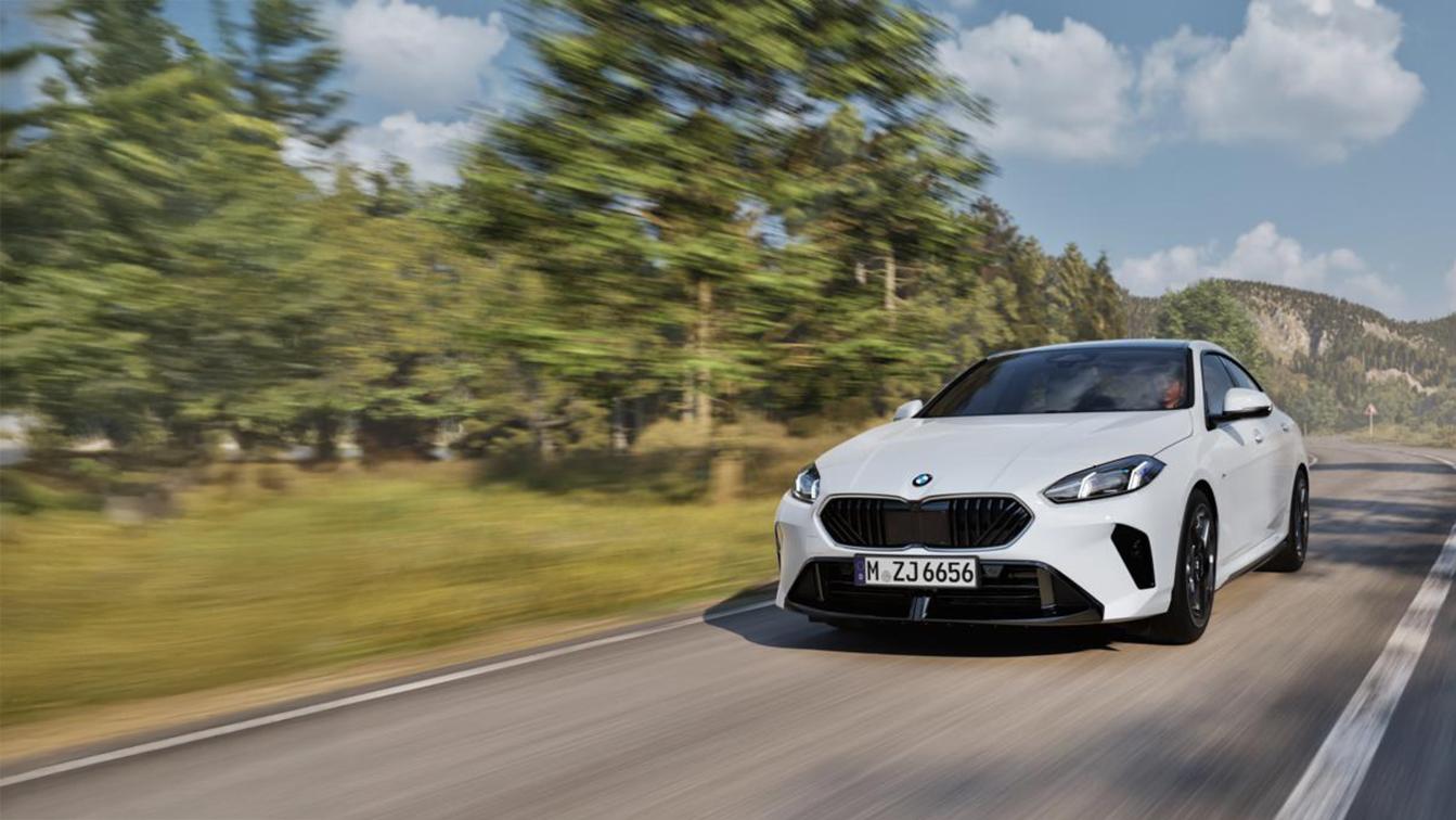  Ein weißes BMW 216 Gran Coupé fährt auf einer kurvigen Straße, die durch eine Wald- und Berglandschaft führt. Das Auto ist leicht von vorne und rechts zu sehen und nimmt den größten Teil der linken Bildhälfte ein. Am unteren Rand des Bildes befindet sich ein Textfeld, das folgende technische Daten enthält: WLTP Energieverbrauch kombiniert: 5,9 l/100km; WLTP CO₂-Emissionen kombiniert: 134 g/km; CO₂-Klasse: D; Leistung: 90 kW (122 PS); Hubraum: 1.499 cm³; Kraftstoff: Benzin. Der Text endet mit dem Hinweis, dass die Abbildung Sonderausstattungen zeigt. Das Kennzeichen des Wagens lautet "M ZJ 6656". Ein weißes BMW 216 Gran Coupé fährt auf einer kurvigen Straße, die durch eine Wald- und Berglandschaft führt. Das Auto ist leicht von vorne und rechts zu sehen und nimmt den größten Teil der linken Bildhälfte ein. Am unteren Rand des Bildes befindet sich ein Textfeld, das folgende technische Daten enthält: WLTP Energieverbrauch kombiniert: 5,9 l/100km; WLTP CO₂-Emissionen kombiniert: 134 g/km; CO₂-Klasse: D; Leistung: 90 kW (122 PS); Hubraum: 1.499 cm³; Kraftstoff: Benzin. Der Text endet mit dem Hinweis, dass die Abbildung Sonderausstattungen zeigt. Das Kennzeichen des Wagens lautet "M ZJ 6656".