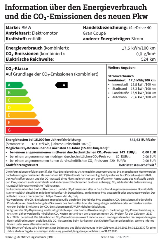 Energieverbrauchsetikett eines neuen BMW i4 eDrive35 Gran Coupé Elektrowagens. Es zeigt einen kombinierten Stromverbrauch von 15,4 kWh/100 km, 0 g/km CO₂-Emissionen (Klasse A) und eine elektrische Reichweite von 493 km. Die geschätzten jährlichen Energiekosten betragen 877,80 Euro