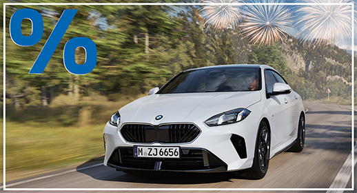 Dieses Werbebanner zeigt ein weißes BMW 2er Gran Coupé, das mit hoher Geschwindigkeit eine sonnige Landstraße entlangfährt, was durch den stark verschwommenen Wald im Hintergrund betont wird. Das Fahrzeug ist modern und sportlich gestaltet, mit markanten schwarzen Details am Kühlergrill und den Felgen sowie dem Kennzeichen „M ZJ 6656“. Am strahlend blauen Himmel über den Bäumen explodieren goldfarbene Feuerwerkskörper, während in der oberen linken Ecke ein großes, blaues Prozentzeichen schwebt. Das Bild vermittelt eine optimistische, dynamische Stimmung und bewirbt eine Rabattaktion zum Jahresstart.