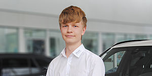 Alexey Baus- Auszubildender Automobilkaufmann- Standort Friedrichshafen Alexey Baus- Auszubildender Automobilkaufmann- Standort Friedrichshafen