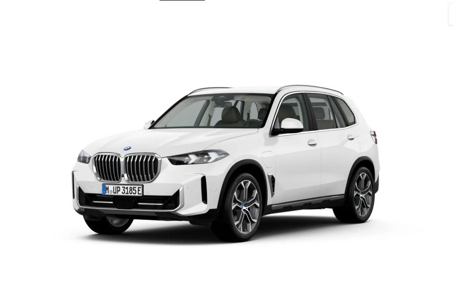 BMW X5 Plug-in-Hybrid Ausstattung Ein weißer BMW X5 (oder ein ähnliches großes BMW SUV-Modell) ist leicht schräg von vorne auf einem rein weißen Hintergrund abgebildet. Das Fahrzeug hat blaue Akzente an den Felgen, die auf einen Hybrid- oder Elektroantrieb hindeuten.