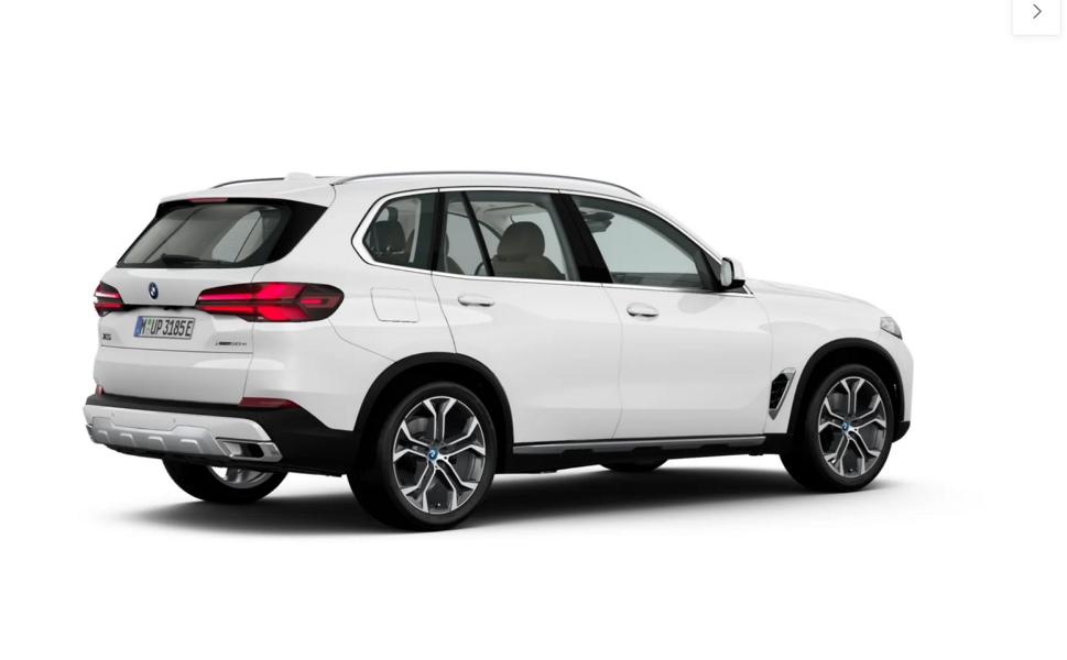 BMW X5 Plug-in-Hybrid Ausstattung Ein weißer BMW X5 (oder ein ähnliches großes BMW SUV-Modell) ist leicht schräg von hinten auf einem rein weißen Hintergrund abgebildet. Man sieht die Heckleuchten und die Doppelendrohre sowie die blaue E-Kennzeichnung am Nummernschild, die auf einen Hybrid- oder Elektroantrieb hindeutet.