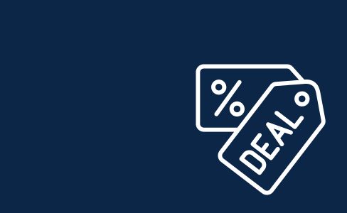 Das Bild zeigt eine minimalistische Grafik auf dunkelblauem Hintergrund, die zwei weiße, stilisierte Preisschilder darstellt. Während das hintere Etikett mit einem Prozentzeichen versehen ist, trägt das vorderste, leicht schräg versetzte Schild den Schriftzug „DEAL“ in Großbuchstaben. Das schlichte Line-Art-Design dient ersichtlich als modernes Icon für Verkaufsaktionen oder Rabattangebote.