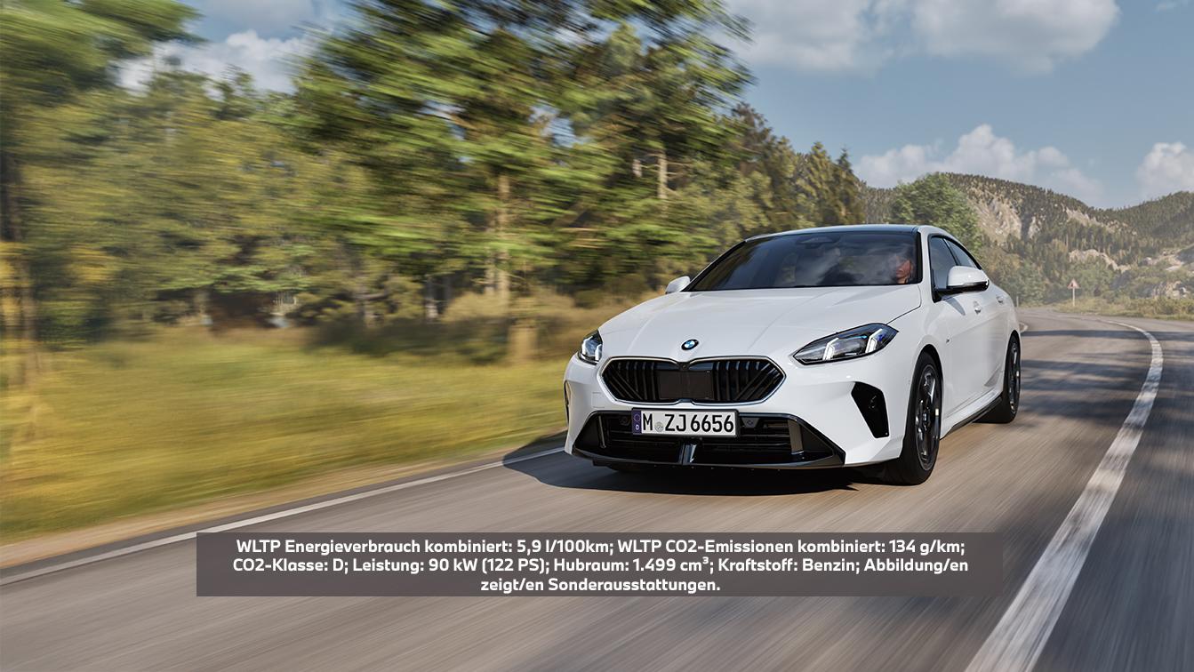  Ein weißes BMW 216 Gran Coupé fährt auf einer kurvigen Straße, die durch eine Wald- und Berglandschaft führt. Das Auto ist leicht von vorne und rechts zu sehen und nimmt den größten Teil der linken Bildhälfte ein. Am unteren Rand des Bildes befindet sich ein Textfeld, das folgende technische Daten enthält: WLTP Energieverbrauch kombiniert: 5,9 l/100km; WLTP CO₂-Emissionen kombiniert: 134 g/km; CO₂-Klasse: D; Leistung: 90 kW (122 PS); Hubraum: 1.499 cm³; Kraftstoff: Benzin. Der Text endet mit dem Hinweis, dass die Abbildung Sonderausstattungen zeigt. Das Kennzeichen des Wagens lautet "M ZJ 6656".
