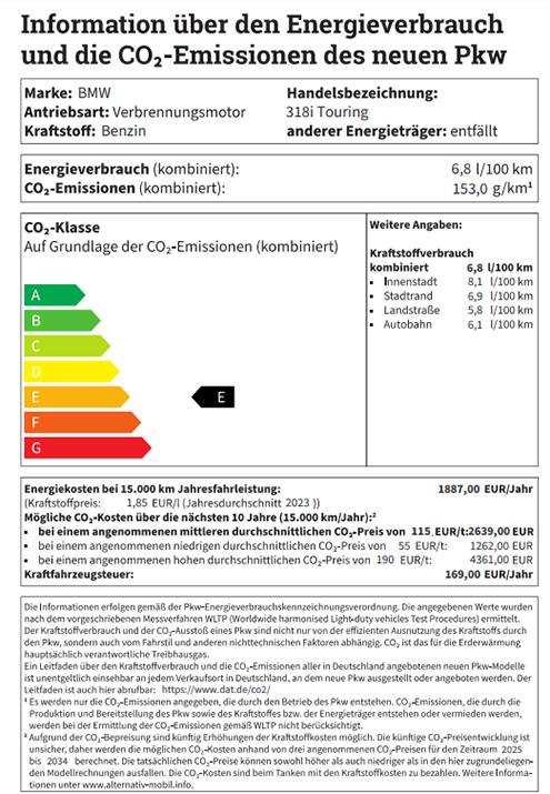 BMW 318i Touring Energielabel Ein Energieverbrauchs- und CO2-Emissions-Label für einen BMW 318i Touring. Es zeigt Details wie den kombinierten Verbrauch von 6,8 l/100 km, CO2-Emissionen von 153,0 g/km und die Effizienzklasse E auf der Skala.