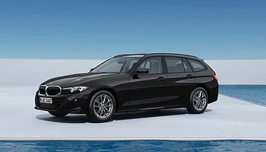 Ausstattung des BMW 3er Touring Angebots Schwarzer BMW 3er Touring Kombi auf einer weißen Plattform neben einem Wasserbecken unter blauem Himmel. Das Bild präsentiert das spezifische Modell des Angebots in einer stilvollen Umgebung