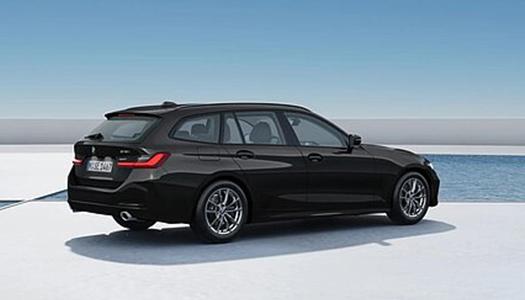 Ausstattung des BMW 3er Touring Angebots Schwarzer BMW 3er Touring Kombi von hinten schräg dargestellt, auf einer weißen Plattform neben einem Wasserbecken unter blauem Himmel. Das Bild zeigt das Heck des spezifischen Modells des Angebots.