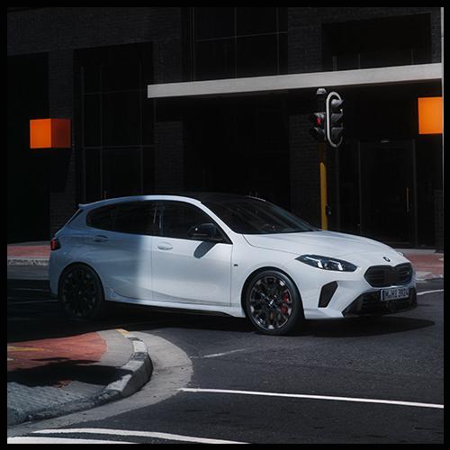 In der dynamischen Seitenansicht des BMW M135 xDrive kommen die kompakten Proportionen, das schwarze Kontrastdach und die M-Leichtmetallräder besonders gut zur Geltung.