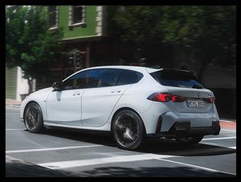 Die Rückansicht des BMW M135 xDrive betont die sportliche Kompaktklasse mit einer vierflutigen Abgasanlage und einem markanten schwarzen Diffusor-Einsatz.