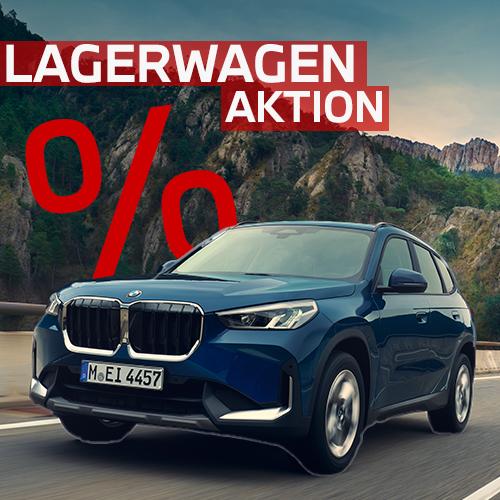 Das kompakte SUV BMW X1 präsentiert sich in elegantem Deep Bay Blue auf einer kurvigen Bergstraße vor massiven Felswänden. Die chromgefasste Niere und das bullige Design unterstreichen die Präsenz des Fahrzeugs. Auch hier lenken das rote Aktions-Design und das riesige „%“-Symbol den Blick sofort auf den Preisvorteil für sofort verfügbare Modelle.