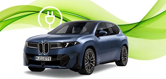  Auf dem Bild siehst du einen blauen BMW iX3 in einer Studioaufnahme. Er steht schräg von vorne auf einem weißen Hintergrund. Über dem Auto schweben grüne, wellenförmige Linien, die Bewegung und Umweltfreundlichkeit symbolisieren. Links oben im Bild ist außerdem ein weißes Piktogramm einer Steckdose zu sehen, das auf den Elektroantrieb hinweist.