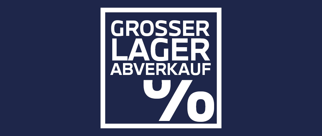 Das Bild ist eine schlichte, grafische Anzeige für eine Verkaufsaktion. Auf einem dunkelblauen Hintergrund befindet sich ein zentrales, weißes Quadrat, das als Rahmen dient. In diesem Rahmen steht in fetten, weißen Großbuchstaben der Text „GROSSER LAGER ABVERKAUF“. Besonders auffällig ist das große Prozentzeichen (%) im unteren rechten Bereich, das die Botschaft von Rabatten und Sonderangeboten visuell unterstreicht. Das Design ist minimalistisch und kontrastreich gestaltet, um sofort die Aufmerksamkeit auf die Preisvorteile zu lenken.
