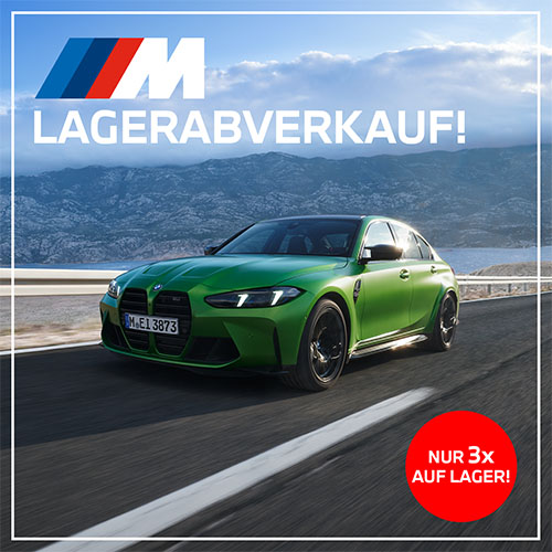 Werbebanner von BMW M zum Lagerabverkauf. Ein sportlicher, blauer BMW M3 oder M4 fährt dynamisch auf einer asphaltierten Straße durch eine felsige Wüstenlandschaft unter blauem Himmel. Oben links prallt das farbige BMW M Logo mit dem großen weißen Text „LAGERABVERKAUF!“. Unten rechts signalisiert ein auffälliger roter Kreis mit weißer Schrift: „NUR 30x AUF LAGER!“. Das gesamte Bild ist von einem dünnen weißen Rahmen umgeben.