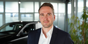 Ein Mitarbeiterfoto von Marcel Weigert in einem blauen Anzug mit weißem Hemd